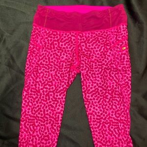 Lululemon Athletica crops 6 women’s B104